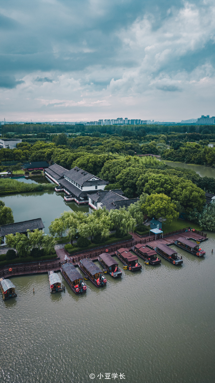 沙家浜風(fēng)景區(qū)位于常熟市,是國(guó)家5a級(jí)景區(qū),因京劇《沙家浜.